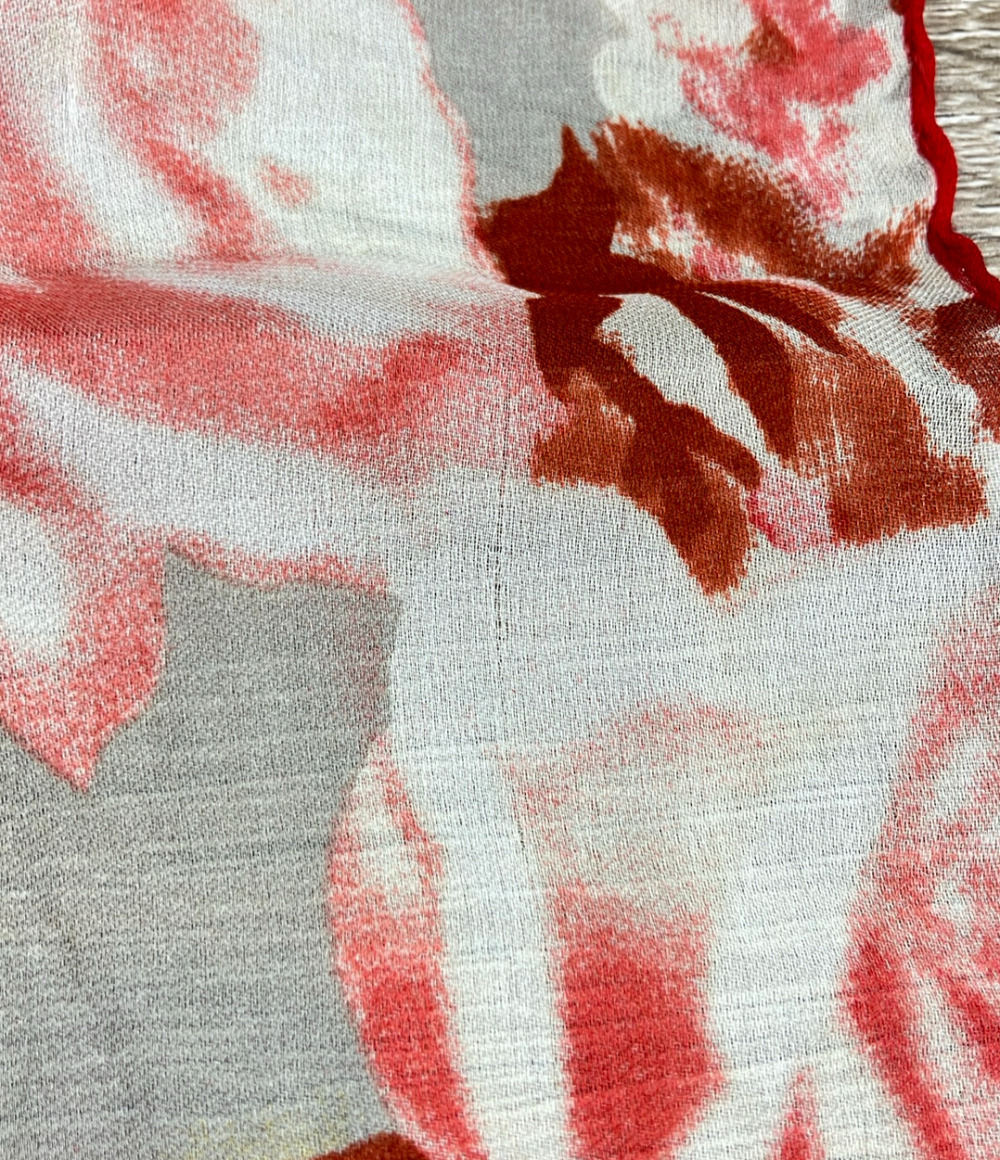 Foulard Christian Dior in seta con stampa floreale rossa, arancio e gialla, bordo arrotolato rosso — vista 4