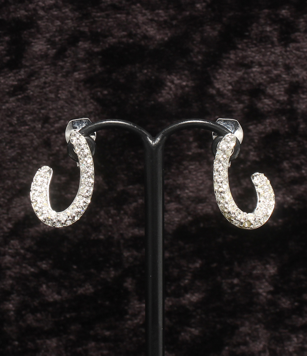 Orecchini a clip Vendome a mezzo cerchio aperto in metallo color argento, la fronte rivestita di piccole pietre chiare.