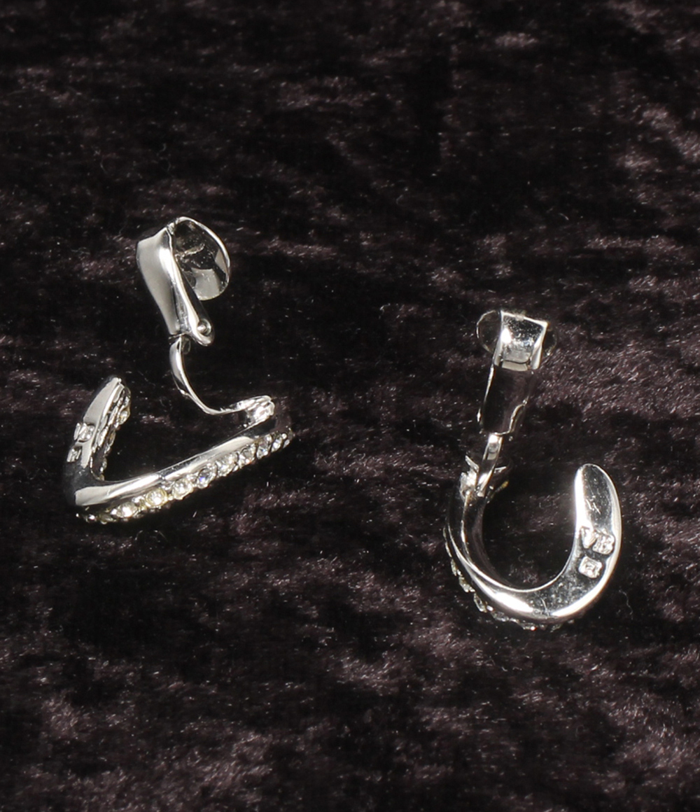 Orecchini a clip Vendome a mezzo cerchio aperto in metallo color argento, la fronte rivestita di piccole pietre chiare. — vista 5