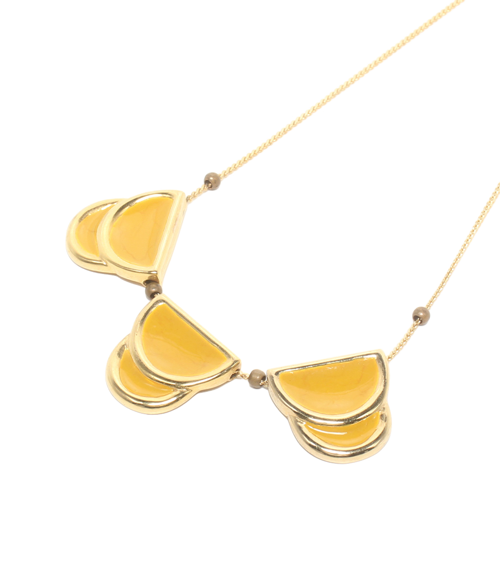 Collana a catena in metallo dorato con tre elementi a mezzaluna sovrapposti, riempiti di giallo lucido.