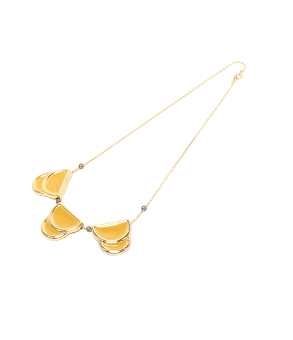Collana a catena in metallo dorato con tre elementi a mezzaluna sovrapposti, riempiti di giallo lucido. — vista 2