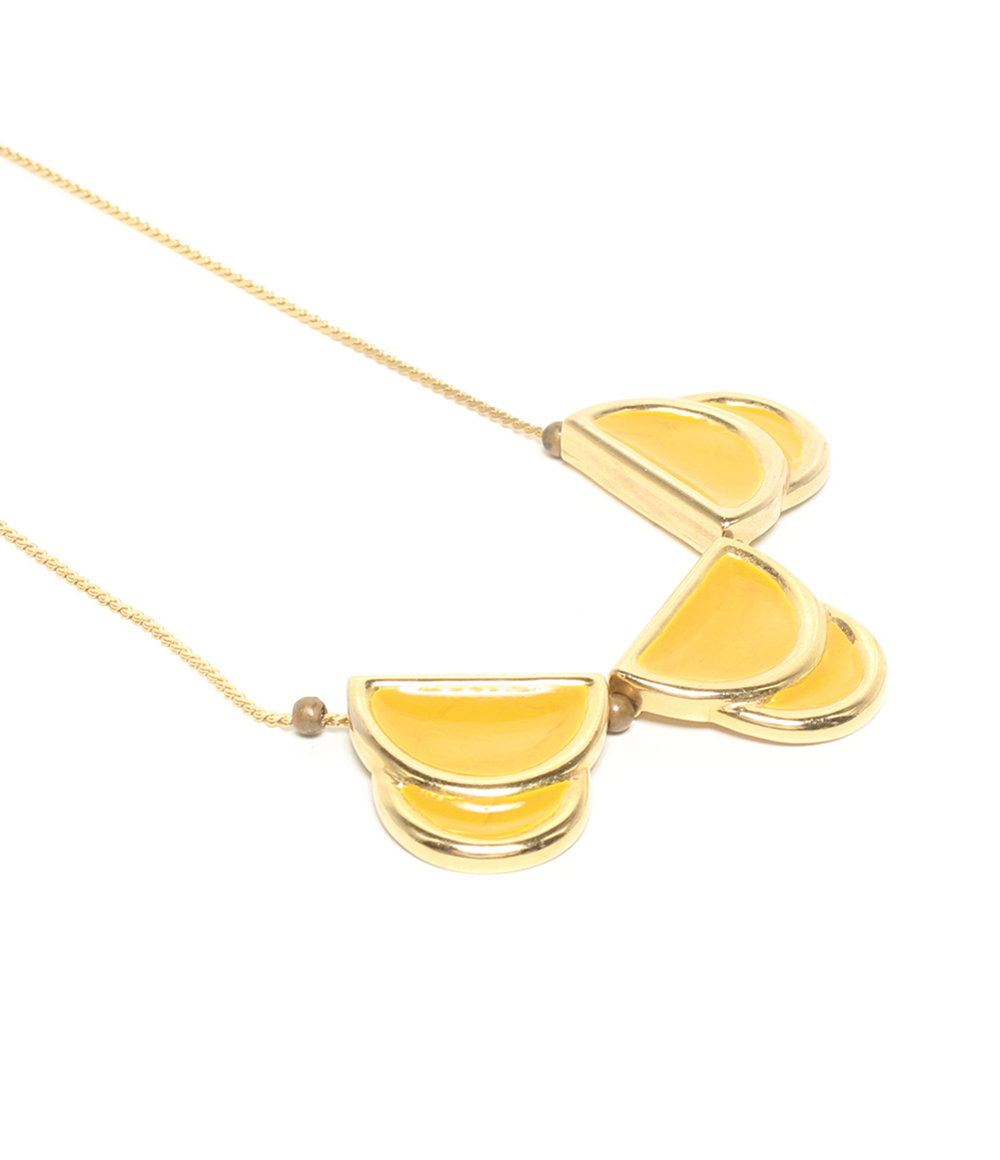 Collana a catena in metallo dorato con tre elementi a mezzaluna sovrapposti, riempiti di giallo lucido. — vista 5