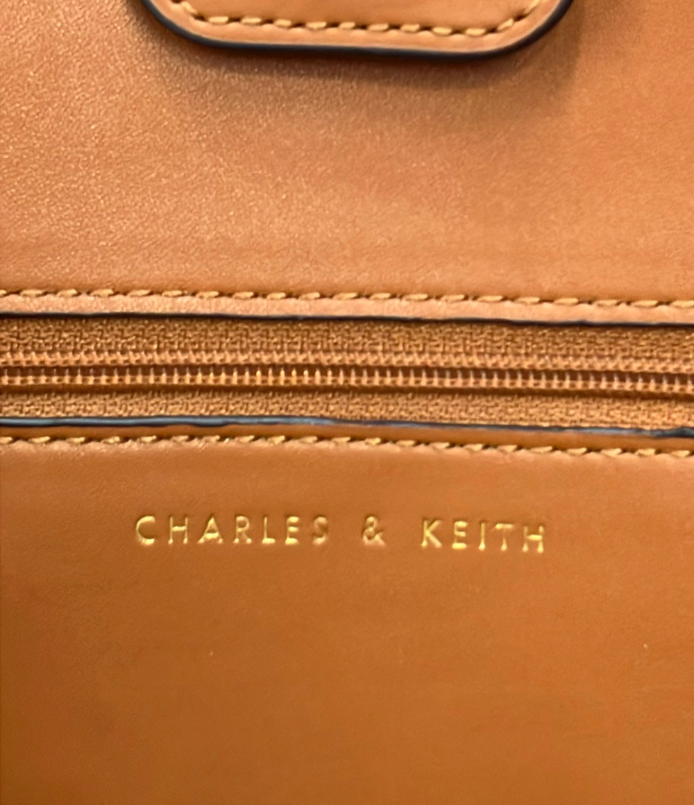 Borsa tote Charles & Keith in tela chiara con profili e due manici color cuoio, nodo decorativo su un manico. — vista 6