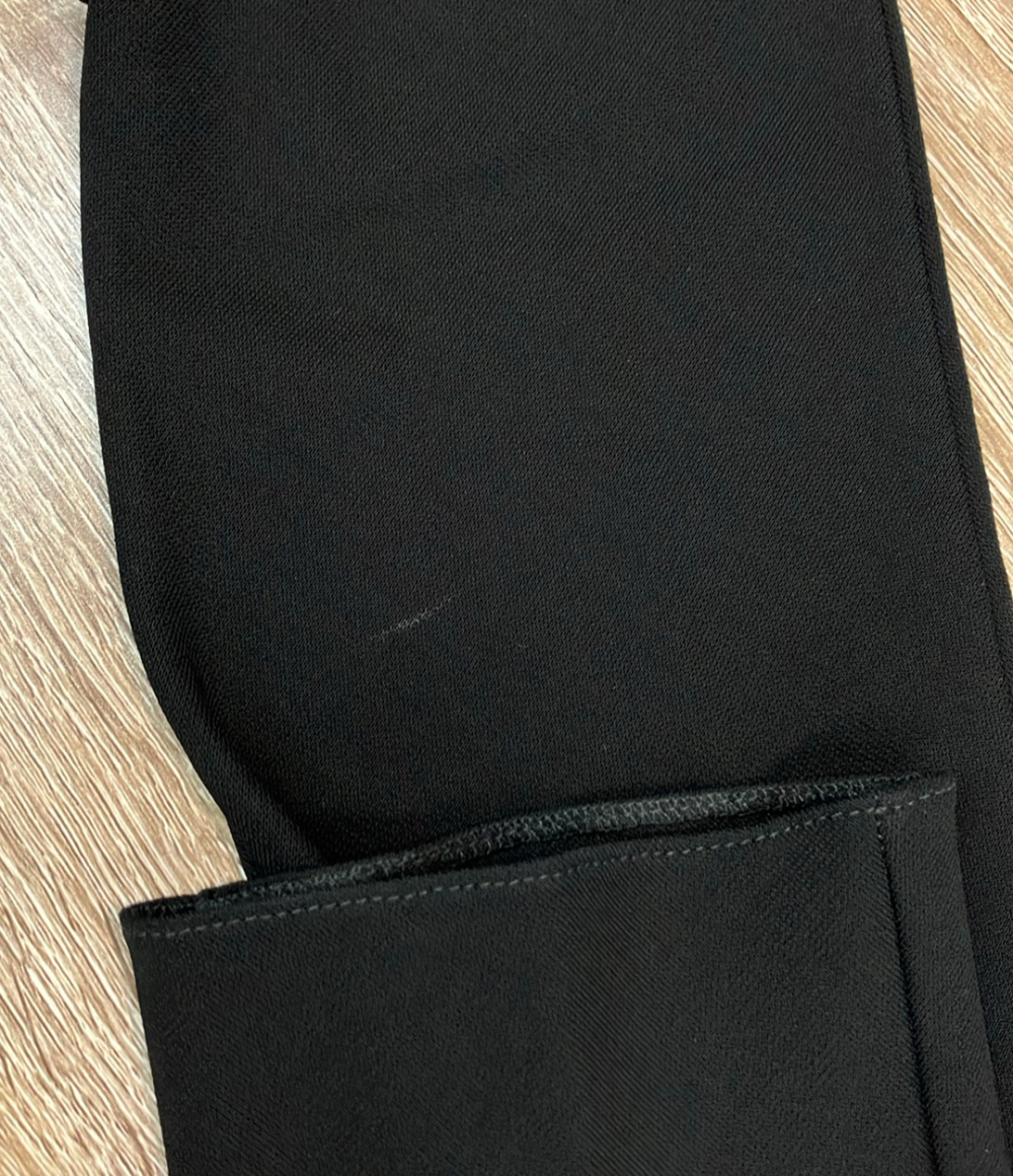 Abito lungo Off-White nero a collo alto, maniche lunghe e apertura sul fianco con arricciatura in vita, su manichino. — vista 3
