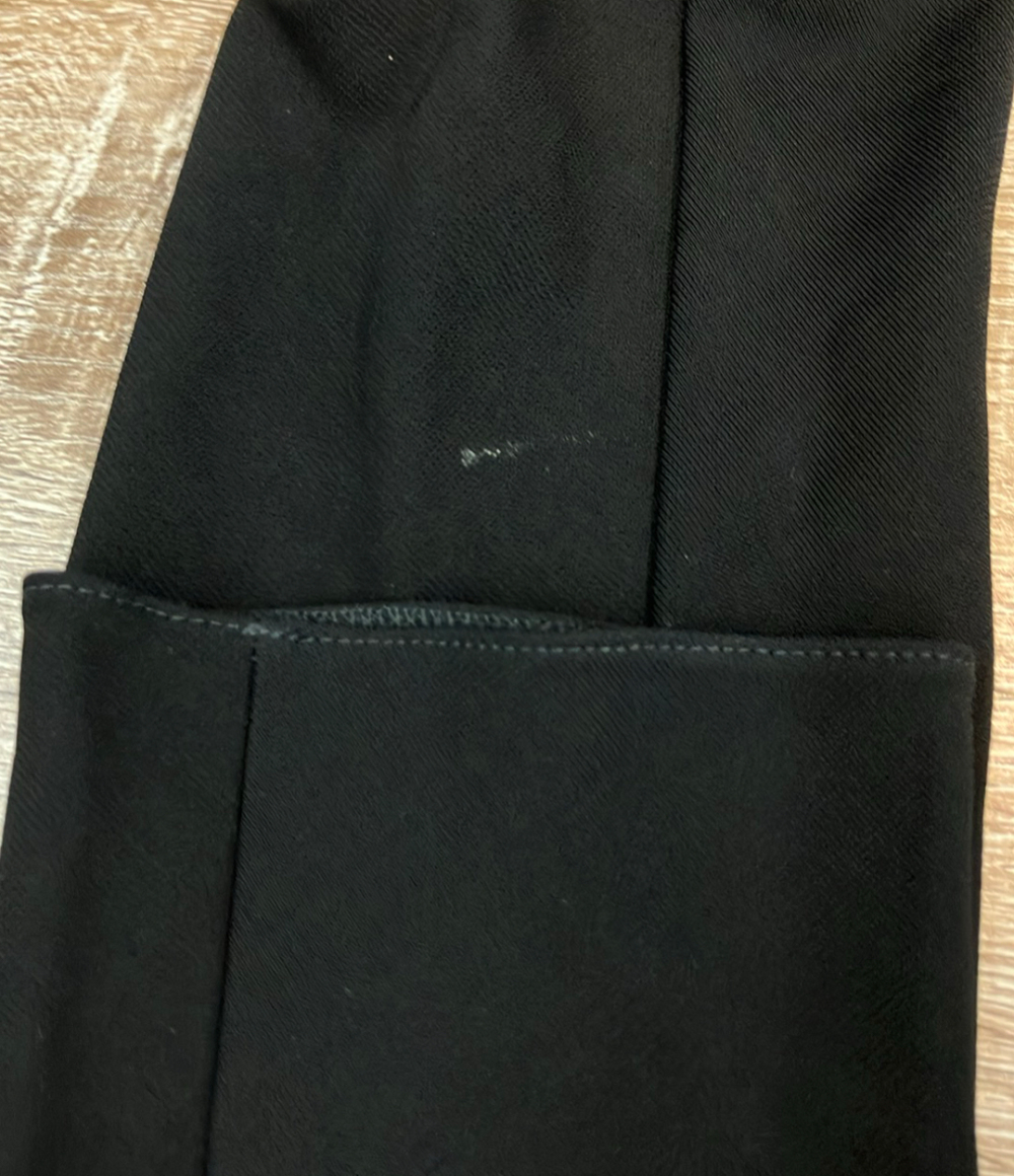 Abito lungo Off-White nero a collo alto, maniche lunghe e apertura sul fianco con arricciatura in vita, su manichino. — vista 4