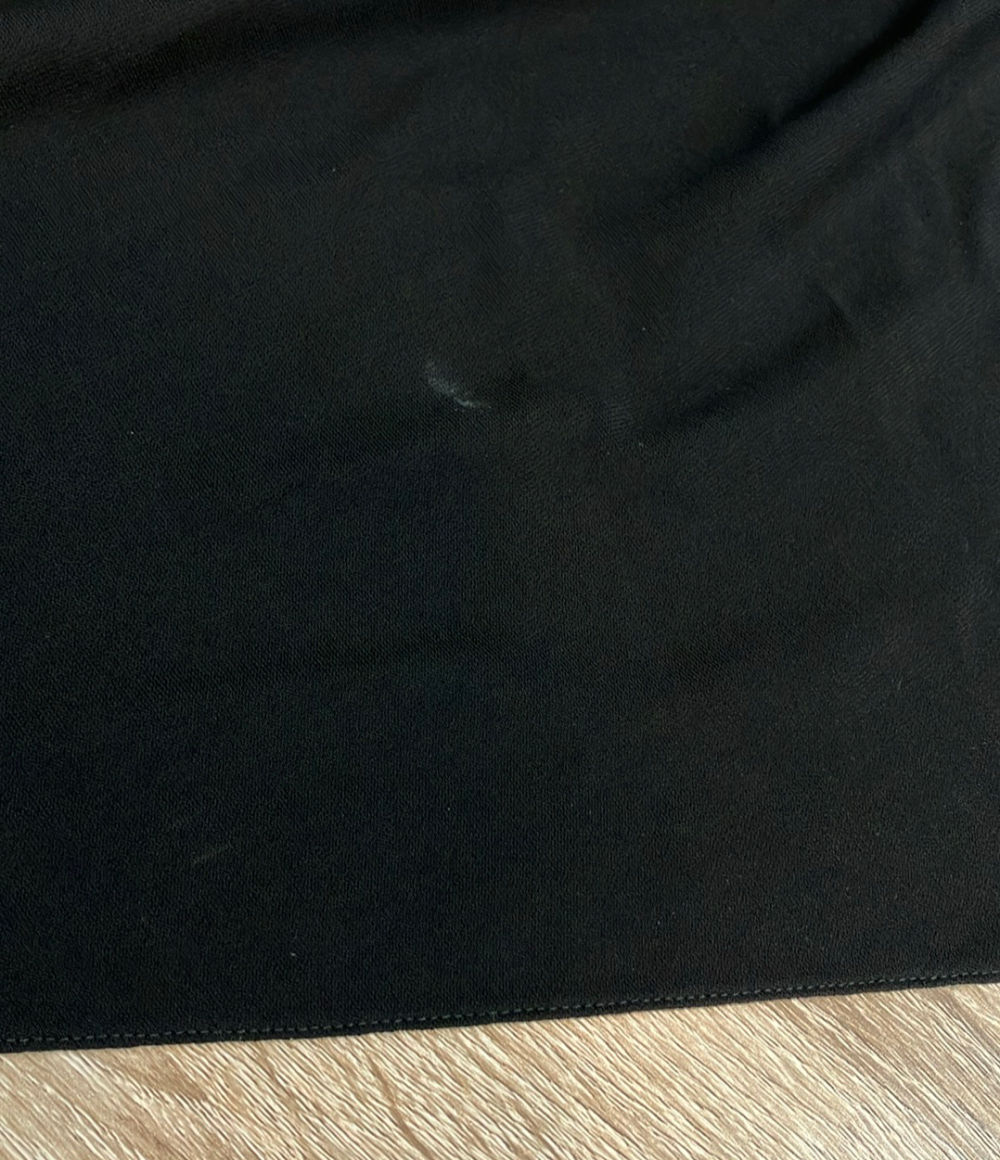 Abito lungo Off-White nero a collo alto, maniche lunghe e apertura sul fianco con arricciatura in vita, su manichino. — vista 5