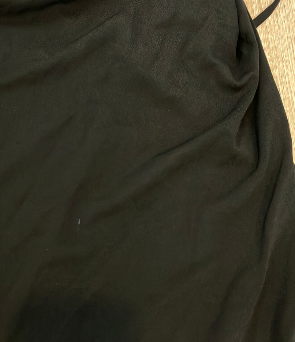 Abito lungo Off-White nero a collo alto, maniche lunghe e apertura sul fianco con arricciatura in vita, su manichino. — vista 6
