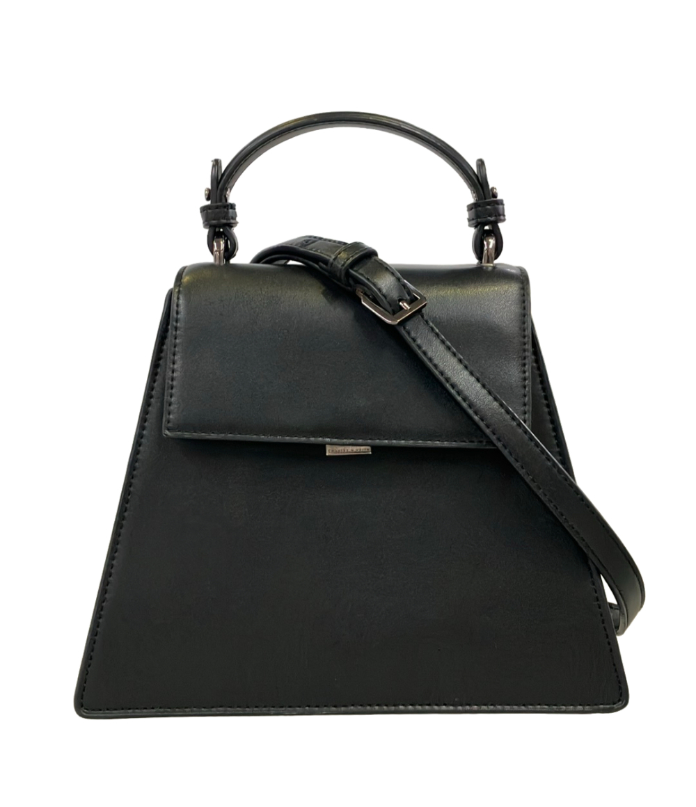 Borsa Charles & Keith nera dalla forma trapezoidale, con patta, manico corto e tracolla con fibbia.