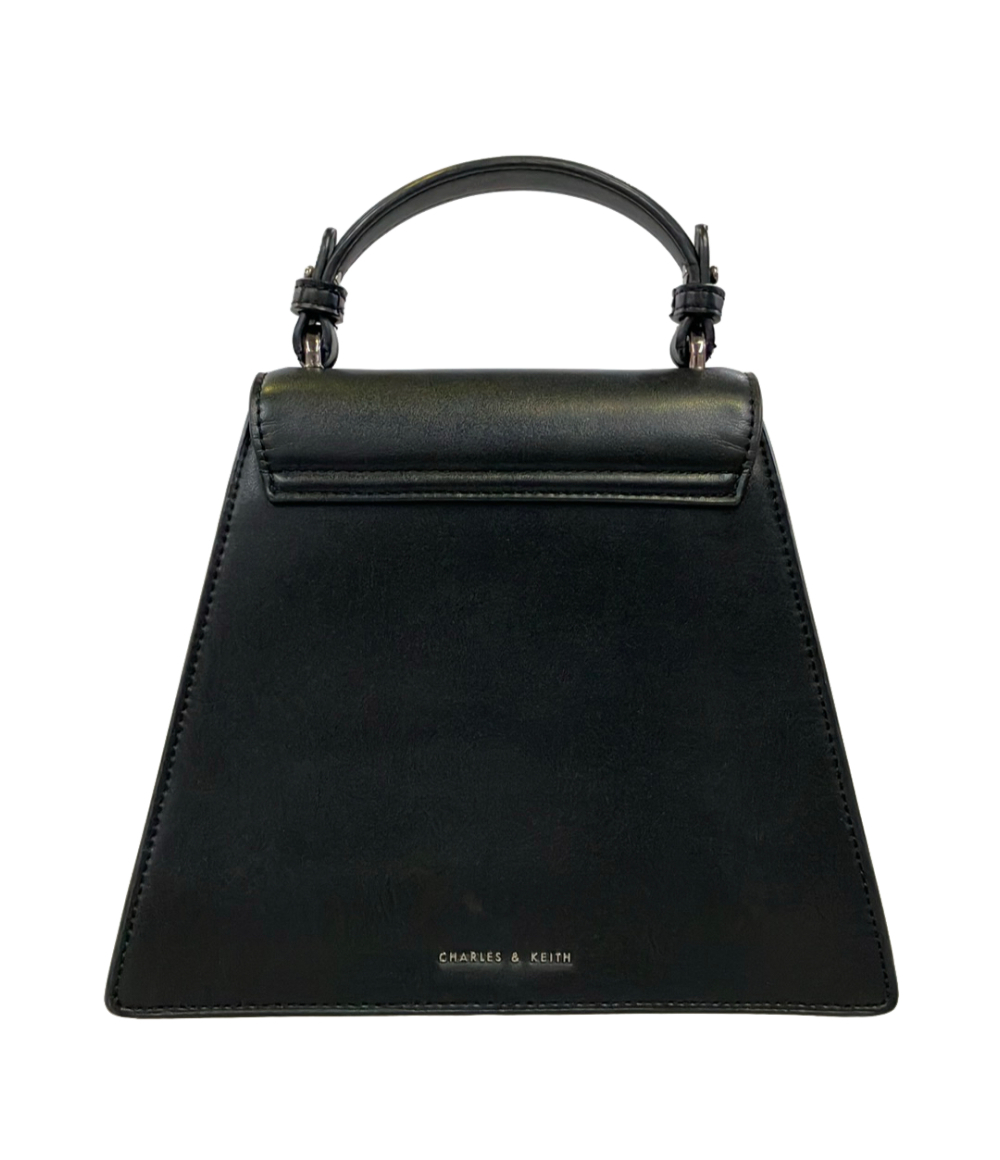 Borsa Charles & Keith nera dalla forma trapezoidale, con patta, manico corto e tracolla con fibbia. — vista 2