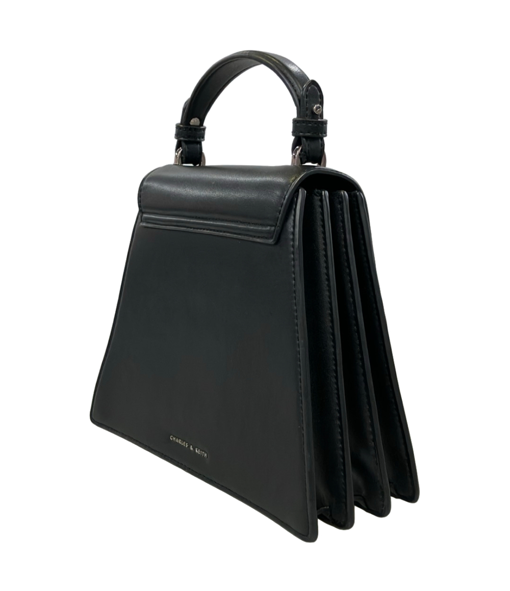 Borsa Charles & Keith nera dalla forma trapezoidale, con patta, manico corto e tracolla con fibbia. — vista 3