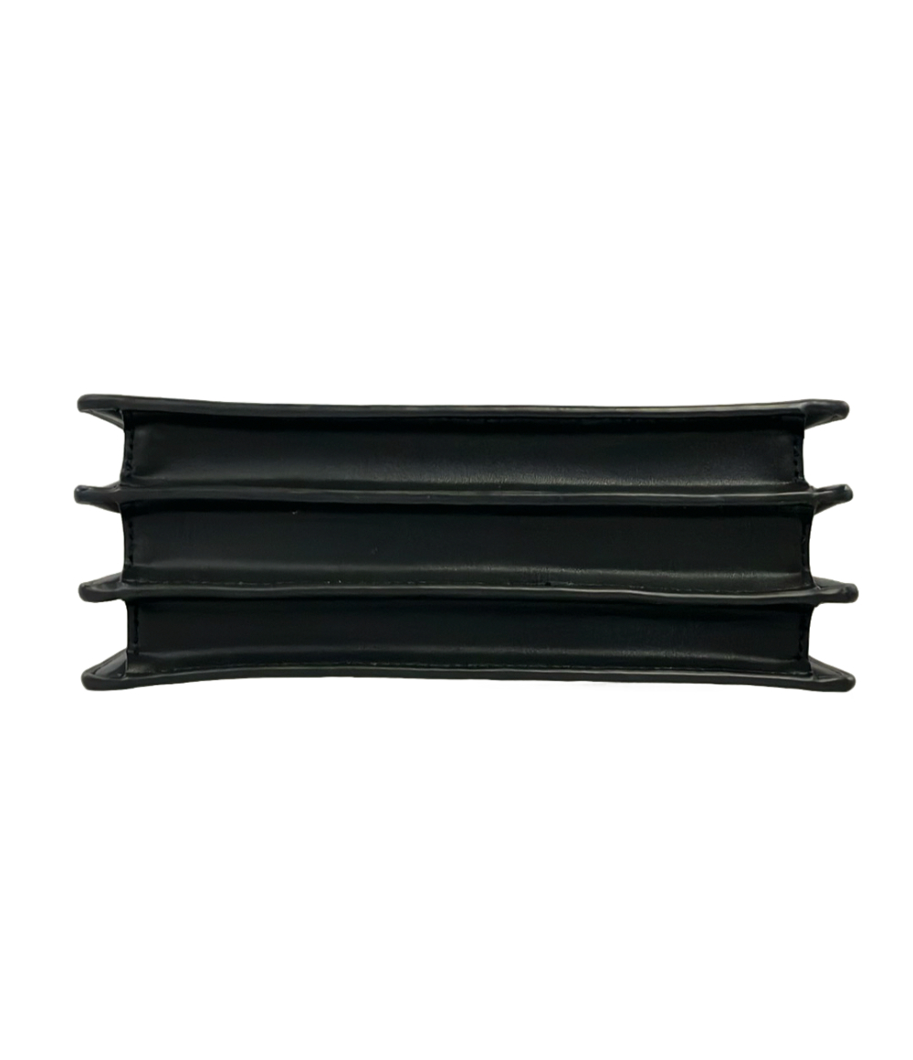 Borsa Charles & Keith nera dalla forma trapezoidale, con patta, manico corto e tracolla con fibbia. — vista 4