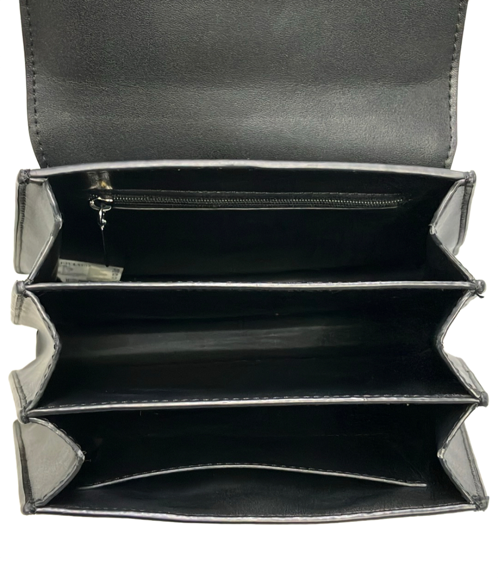 Borsa Charles & Keith nera dalla forma trapezoidale, con patta, manico corto e tracolla con fibbia. — vista 5