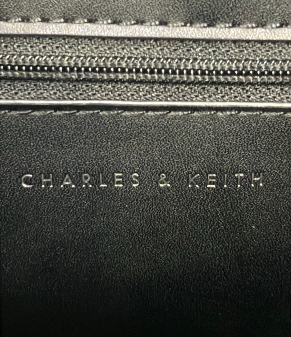 Borsa Charles & Keith nera dalla forma trapezoidale, con patta, manico corto e tracolla con fibbia. — vista 6