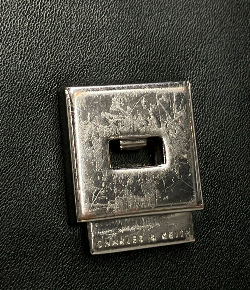 Borsa Charles & Keith nera dalla forma trapezoidale, con patta, manico corto e tracolla con fibbia. — vista 7