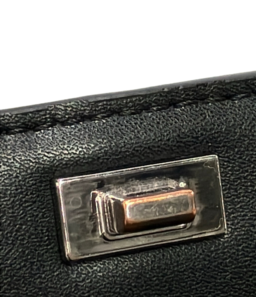 Borsa Charles & Keith nera dalla forma trapezoidale, con patta, manico corto e tracolla con fibbia. — vista 8
