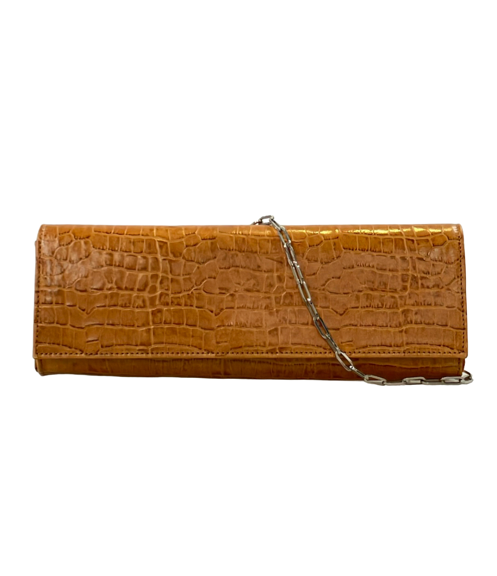 Pochette allungata Samantha Thavasa a effetto coccodrillo color caramello, con catenella argentata, su fondo bianco.