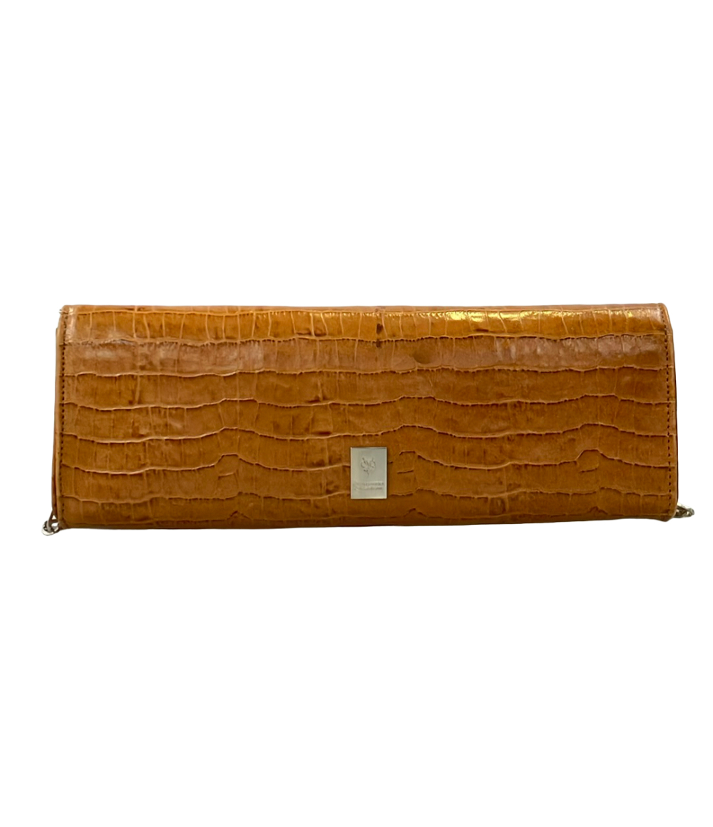 Pochette allungata Samantha Thavasa a effetto coccodrillo color caramello, con catenella argentata, su fondo bianco. — vista 2