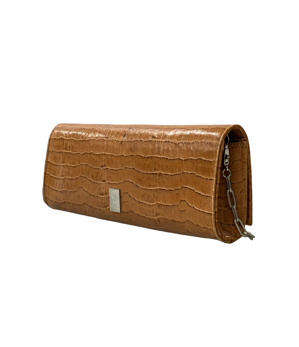 Pochette allungata Samantha Thavasa a effetto coccodrillo color caramello, con catenella argentata, su fondo bianco. — vista 3