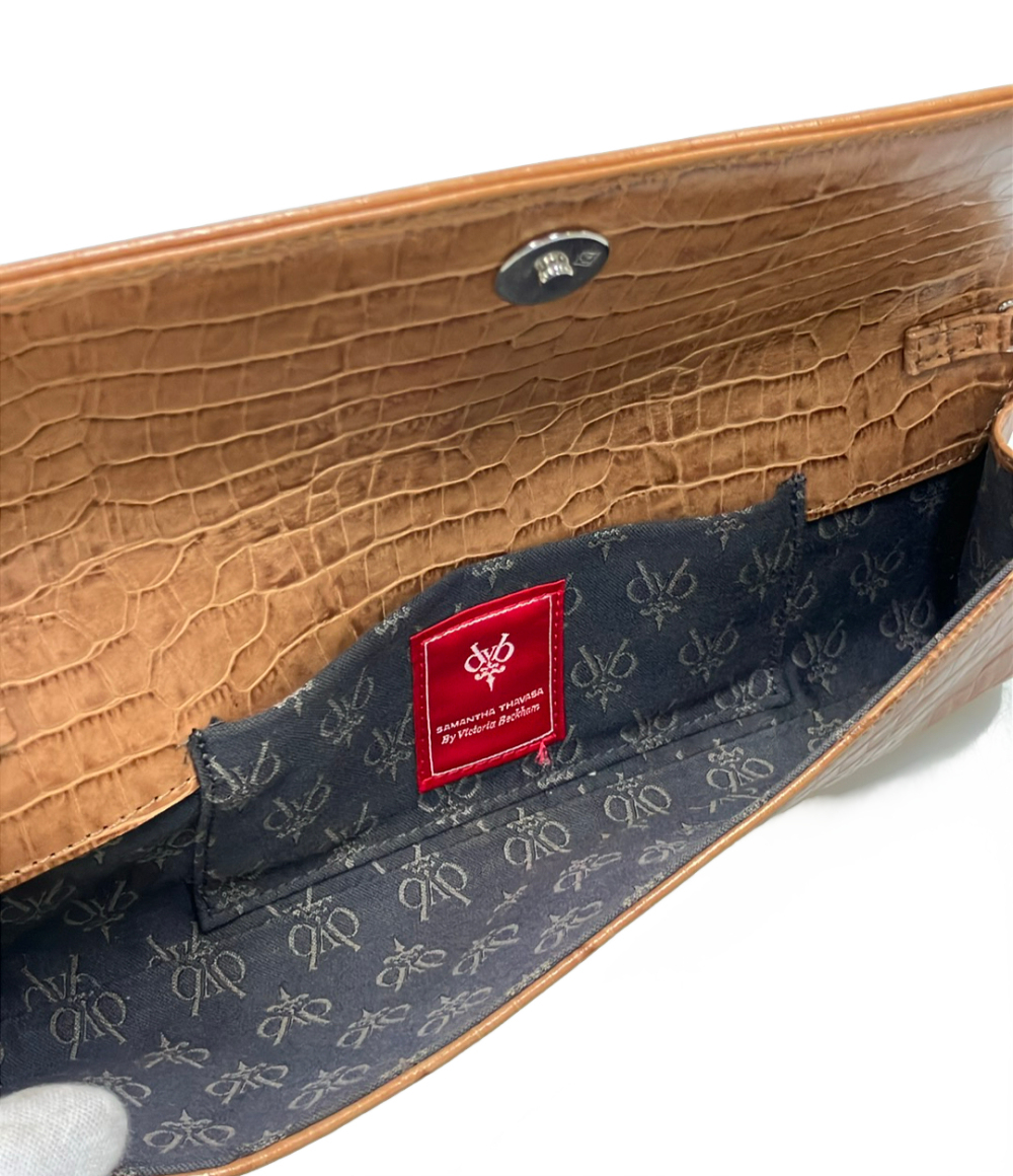 Pochette allungata Samantha Thavasa a effetto coccodrillo color caramello, con catenella argentata, su fondo bianco. — vista 5