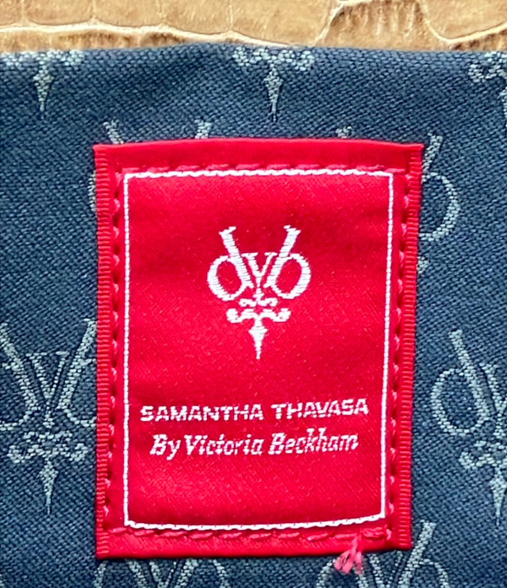 Pochette allungata Samantha Thavasa a effetto coccodrillo color caramello, con catenella argentata, su fondo bianco. — vista 6