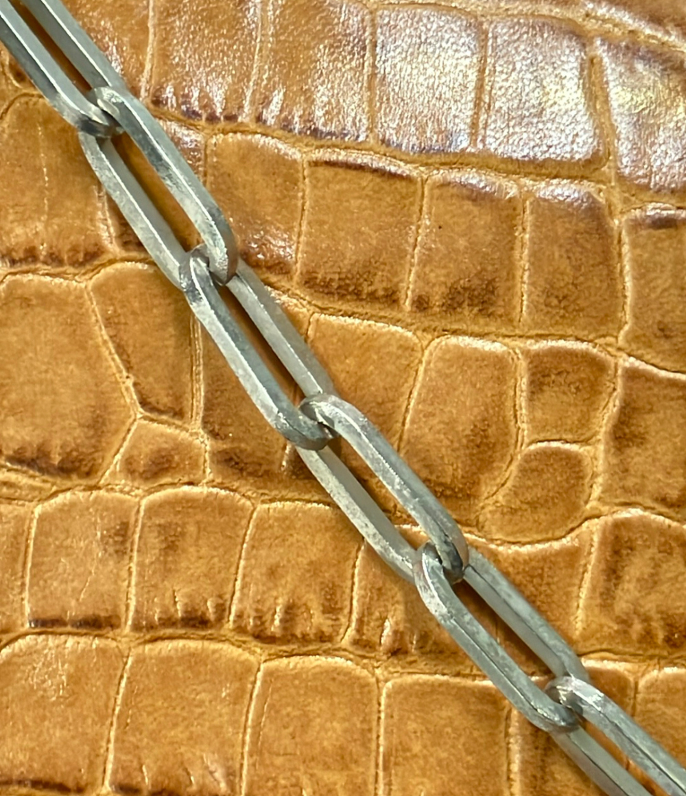 Pochette allungata Samantha Thavasa a effetto coccodrillo color caramello, con catenella argentata, su fondo bianco. — vista 8