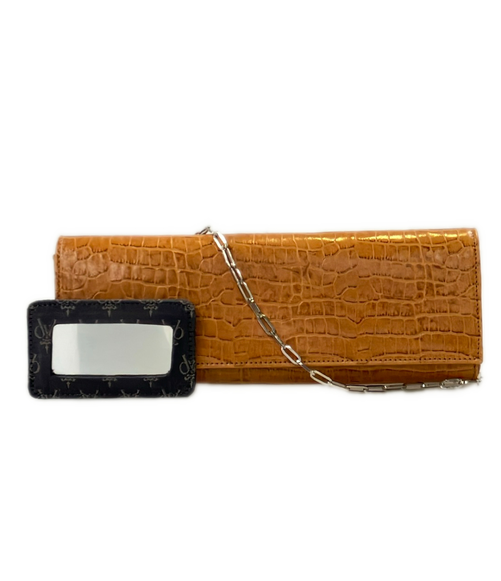 Pochette allungata Samantha Thavasa a effetto coccodrillo color caramello, con catenella argentata, su fondo bianco. — vista 9