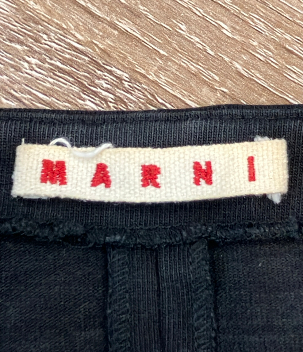 Giacca nera Marni senza collo, con cerniera decentrata e inserto plissettato sul davanti, appesa a una gruccia. — vista 7