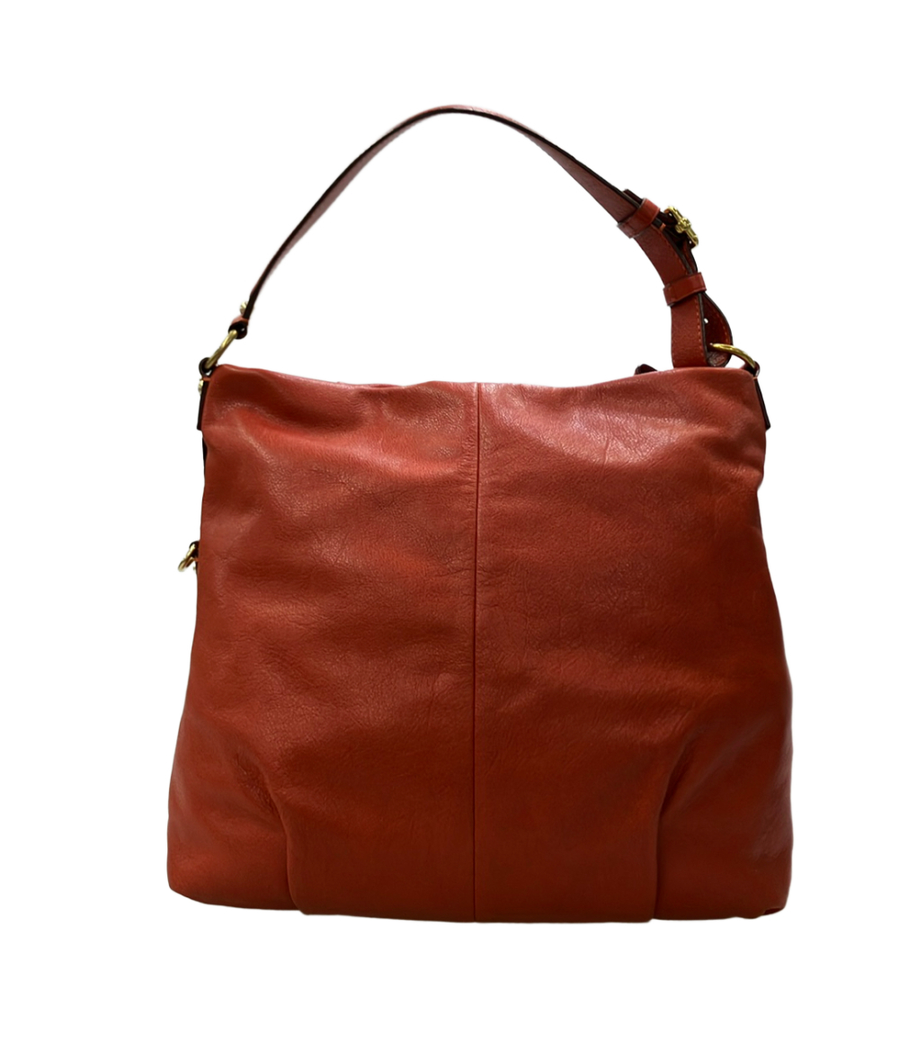 Borsa a spalla Coach in pelle color mattone, morbida, con manico regolabile a fibbia dorata e targhetta con la carrozza. — vista 2