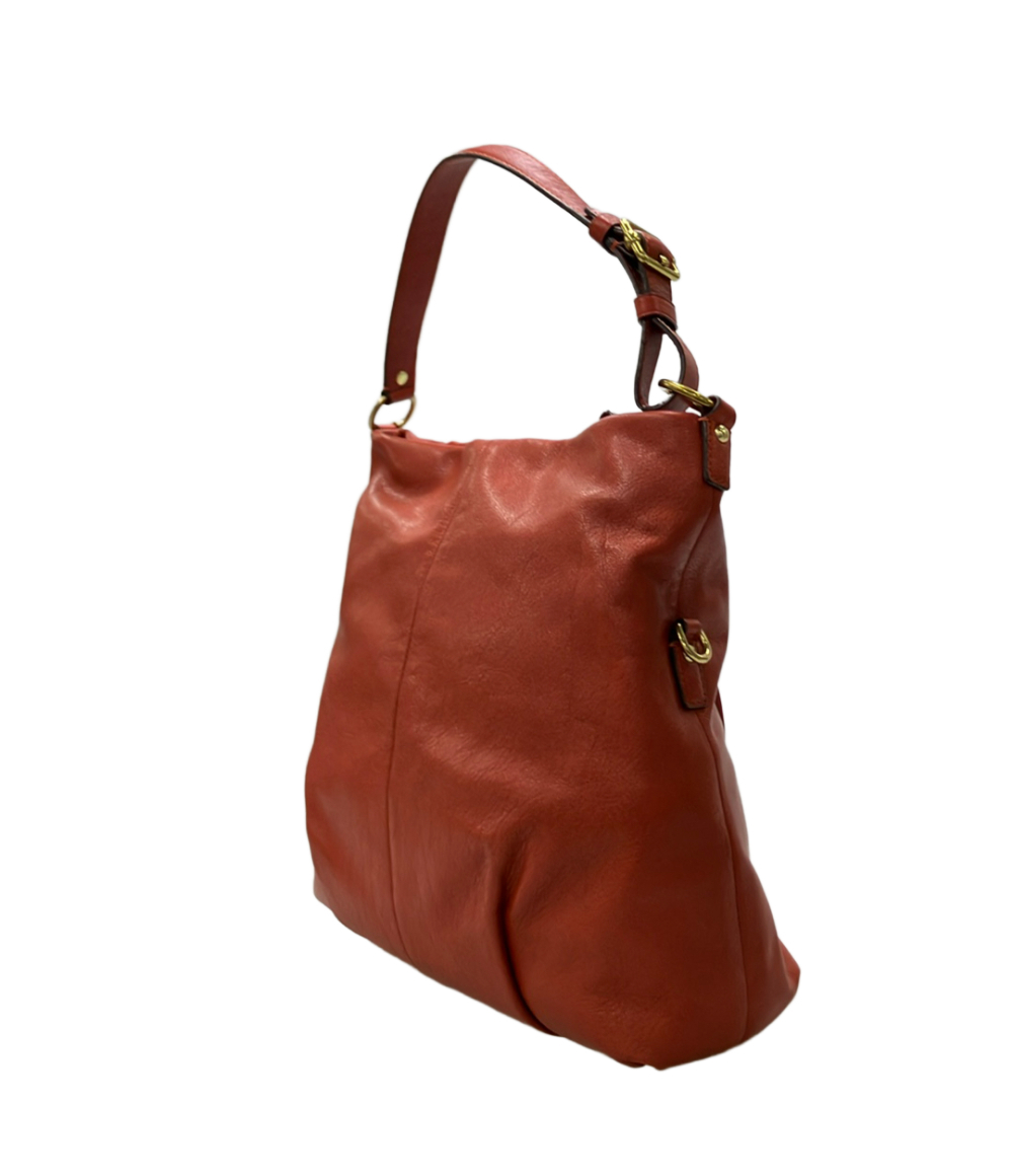 Borsa a spalla Coach in pelle color mattone, morbida, con manico regolabile a fibbia dorata e targhetta con la carrozza. — vista 3