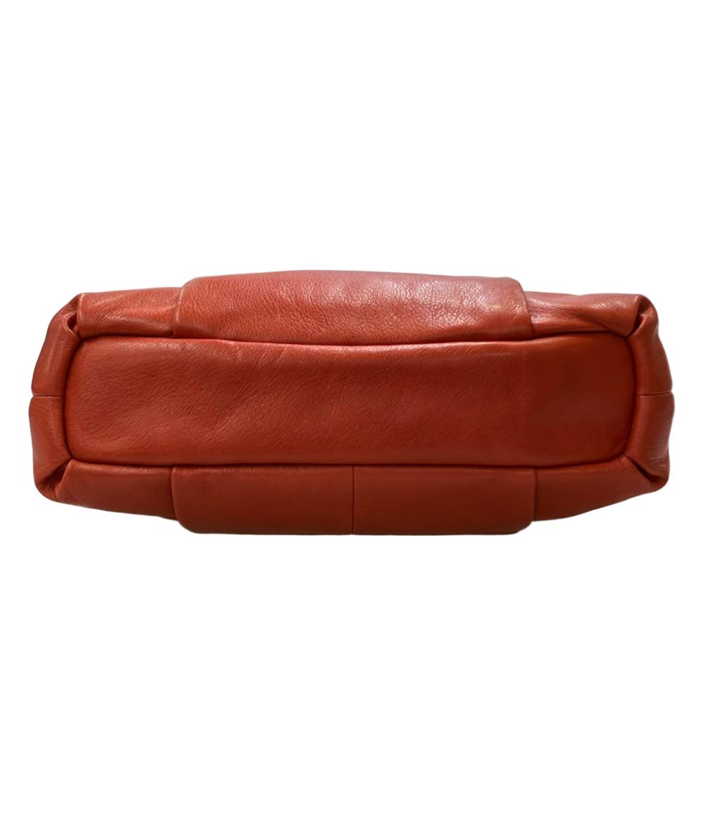 Borsa a spalla Coach in pelle color mattone, morbida, con manico regolabile a fibbia dorata e targhetta con la carrozza. — vista 4