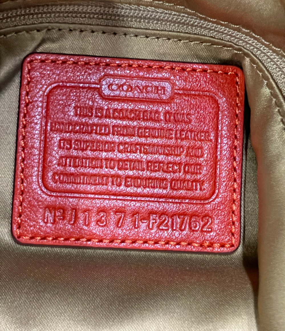 Borsa a spalla Coach in pelle color mattone, morbida, con manico regolabile a fibbia dorata e targhetta con la carrozza. — vista 6