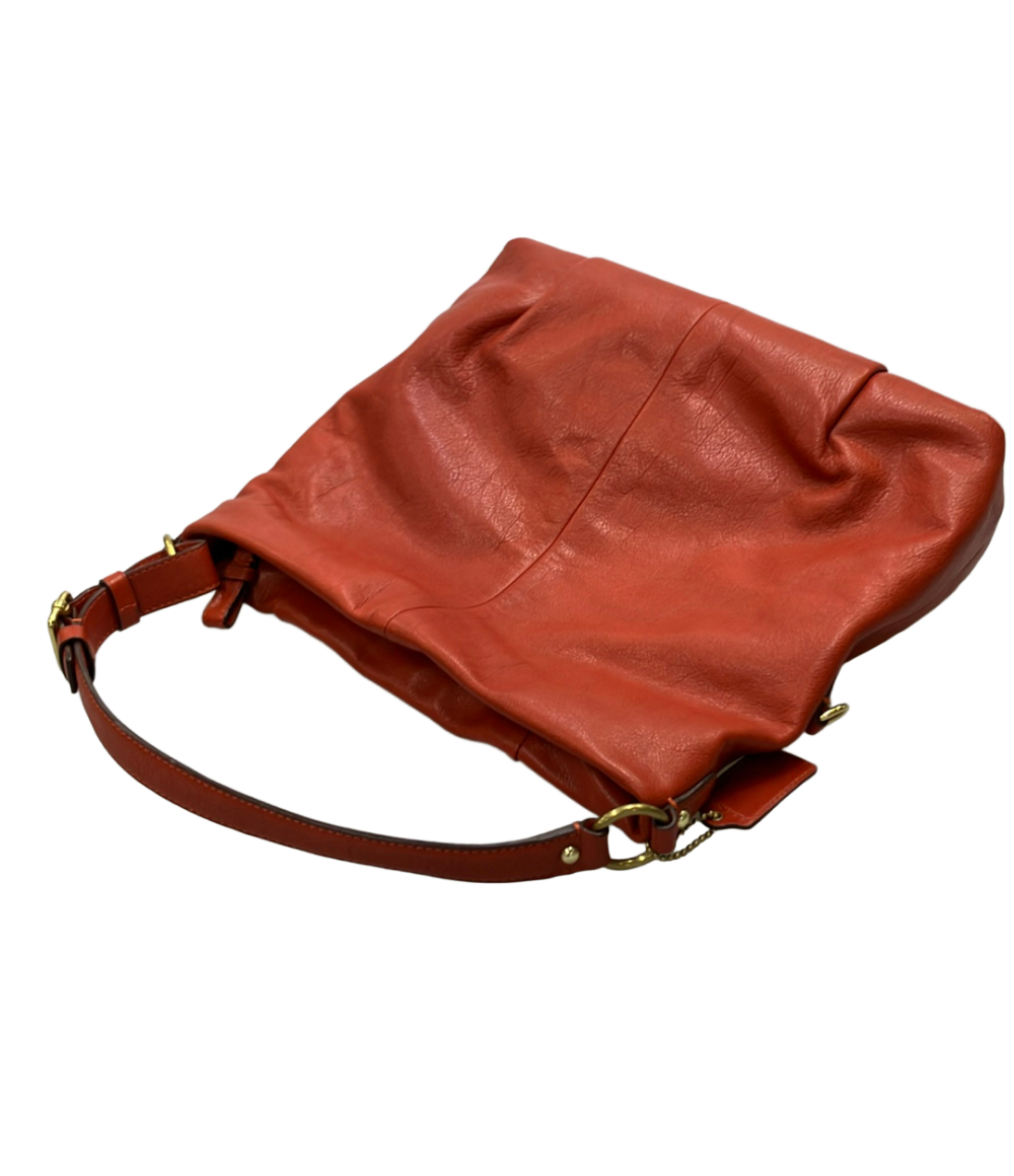 Borsa a spalla Coach in pelle color mattone, morbida, con manico regolabile a fibbia dorata e targhetta con la carrozza. — vista 8