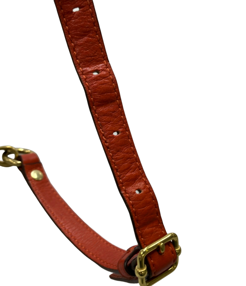 Borsa a spalla Coach in pelle color mattone, morbida, con manico regolabile a fibbia dorata e targhetta con la carrozza. — vista 10
