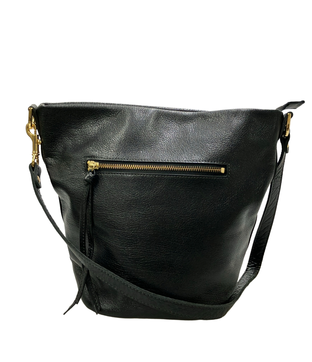 Borsa a secchiello Bardot Rose nera a grana, tasca frontale con cerniera dorata e tracolla staccabile a moschettoni.
