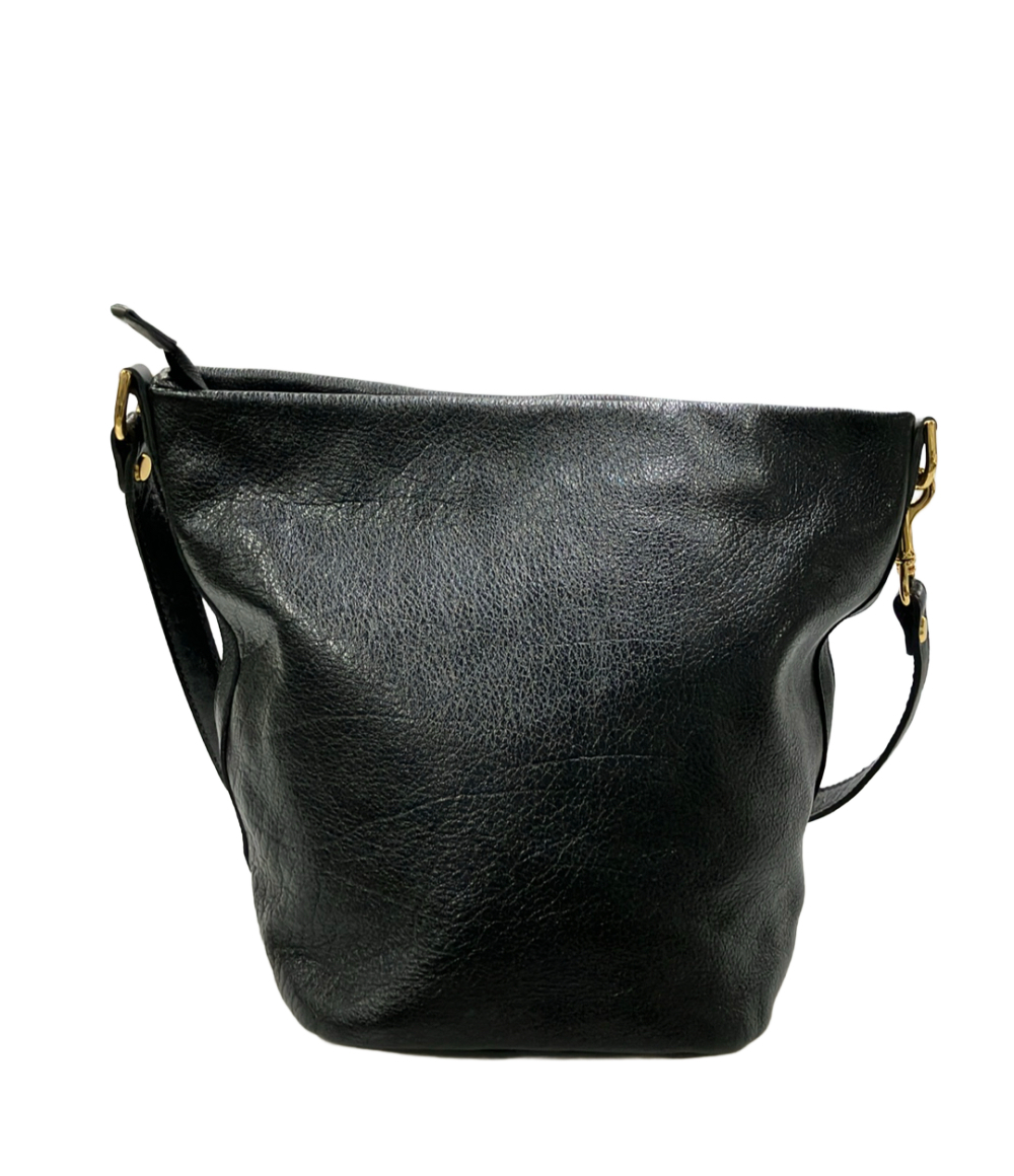 Borsa a secchiello Bardot Rose nera a grana, tasca frontale con cerniera dorata e tracolla staccabile a moschettoni. — vista 2