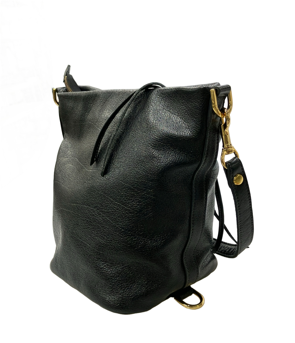 Borsa a secchiello Bardot Rose nera a grana, tasca frontale con cerniera dorata e tracolla staccabile a moschettoni. — vista 3