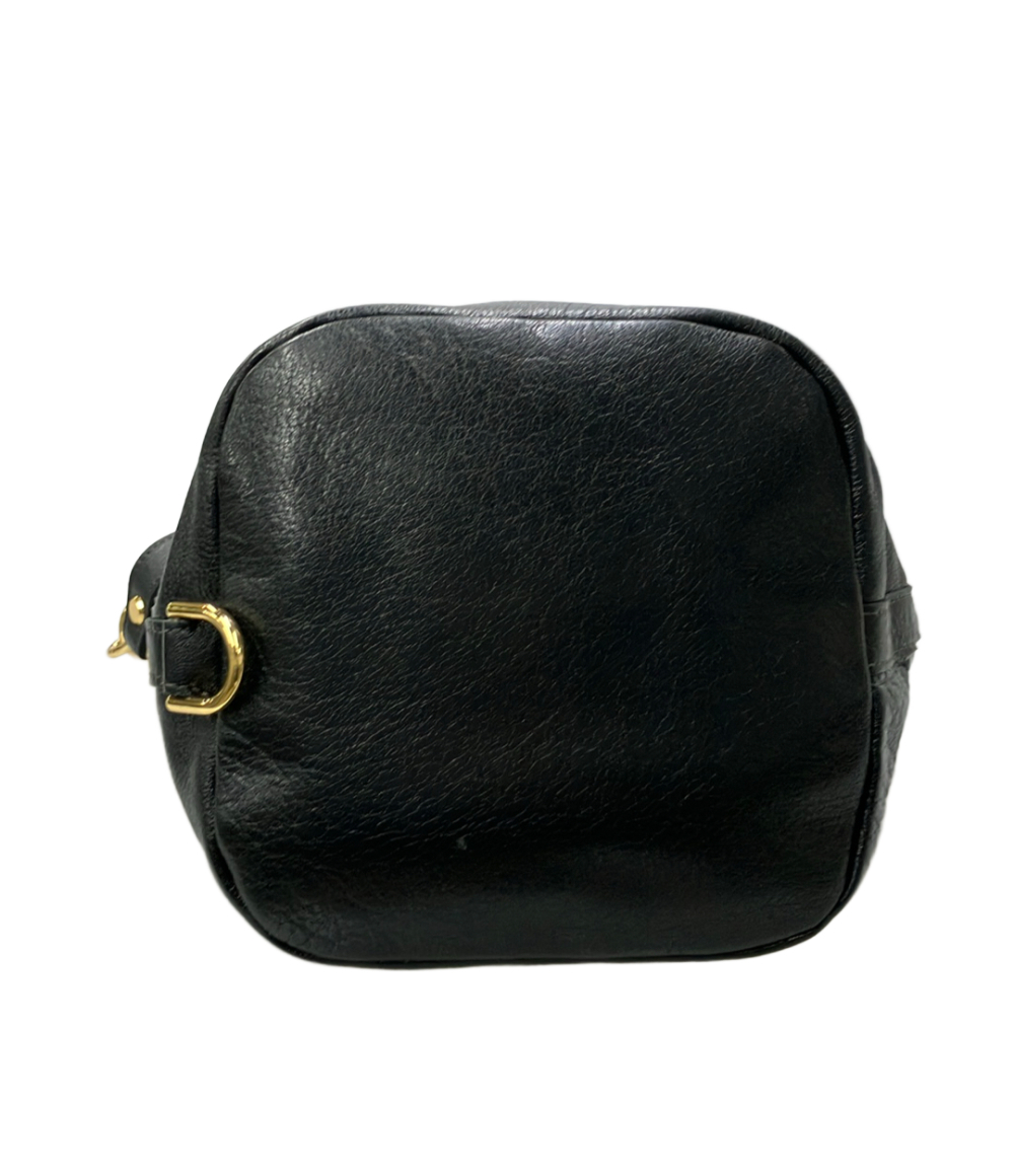 Borsa a secchiello Bardot Rose nera a grana, tasca frontale con cerniera dorata e tracolla staccabile a moschettoni. — vista 4