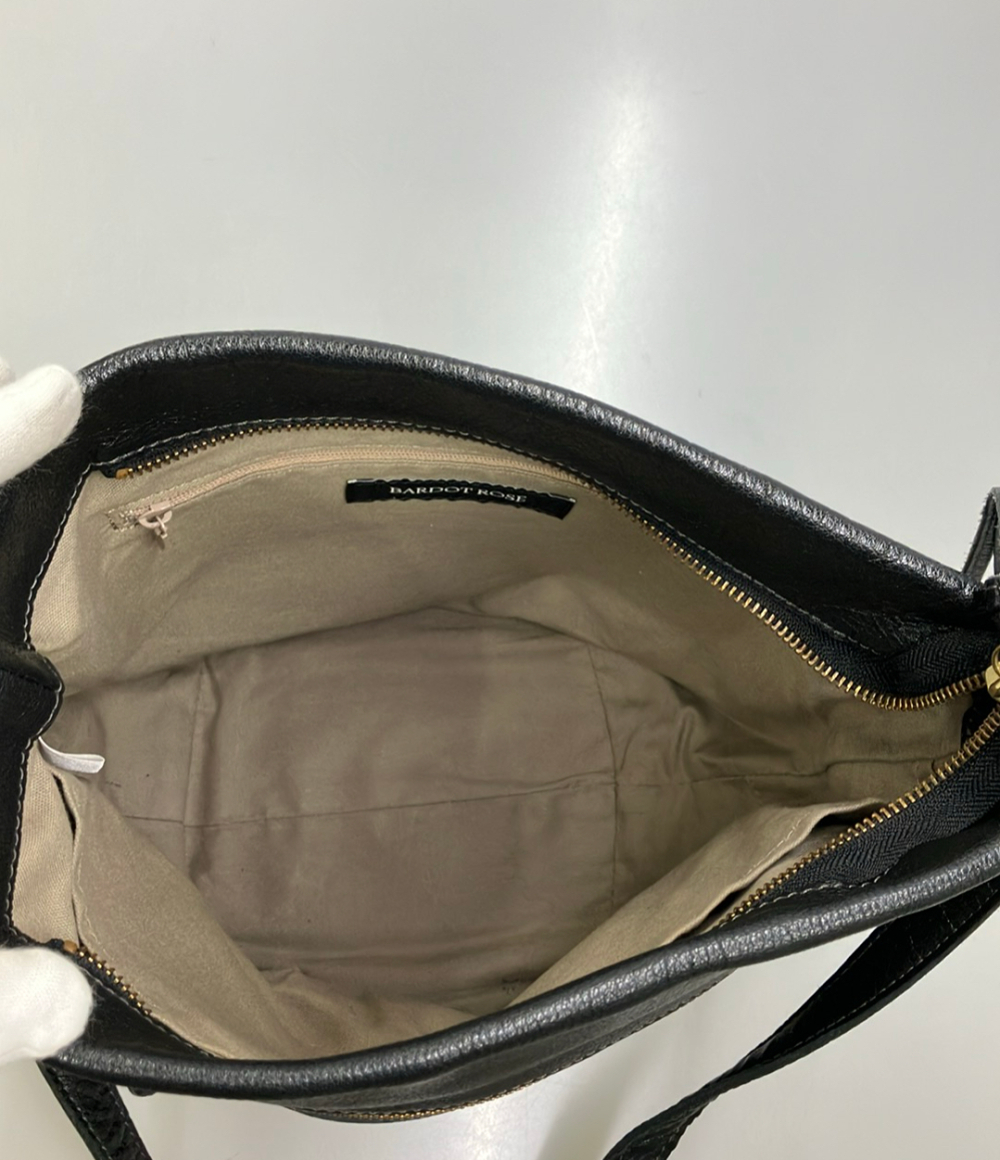Borsa a secchiello Bardot Rose nera a grana, tasca frontale con cerniera dorata e tracolla staccabile a moschettoni. — vista 5