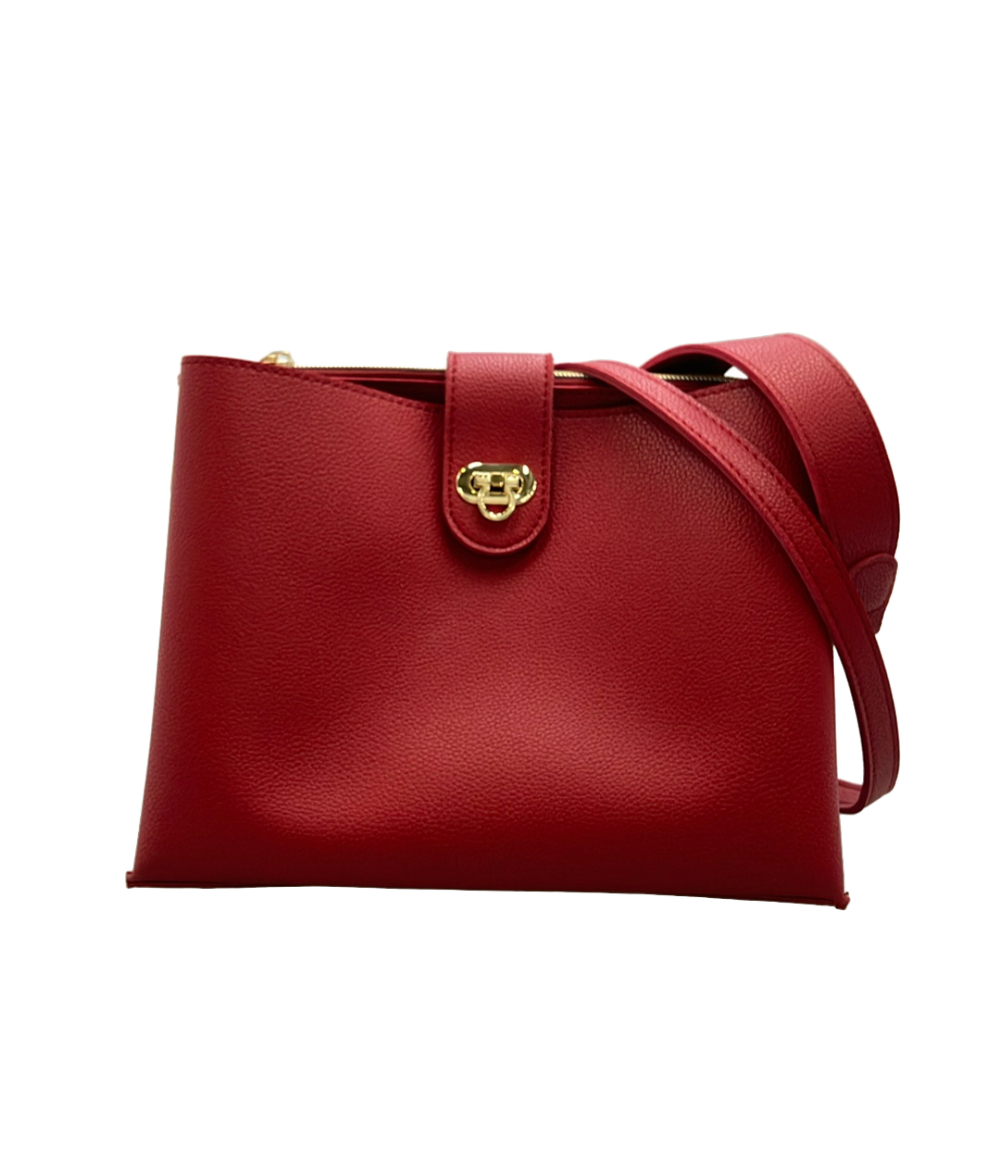 Borsa a spalla Grove rossa a grana fine, linguetta centrale con chiusura girevole dorata e tracolla staccabile in tinta.