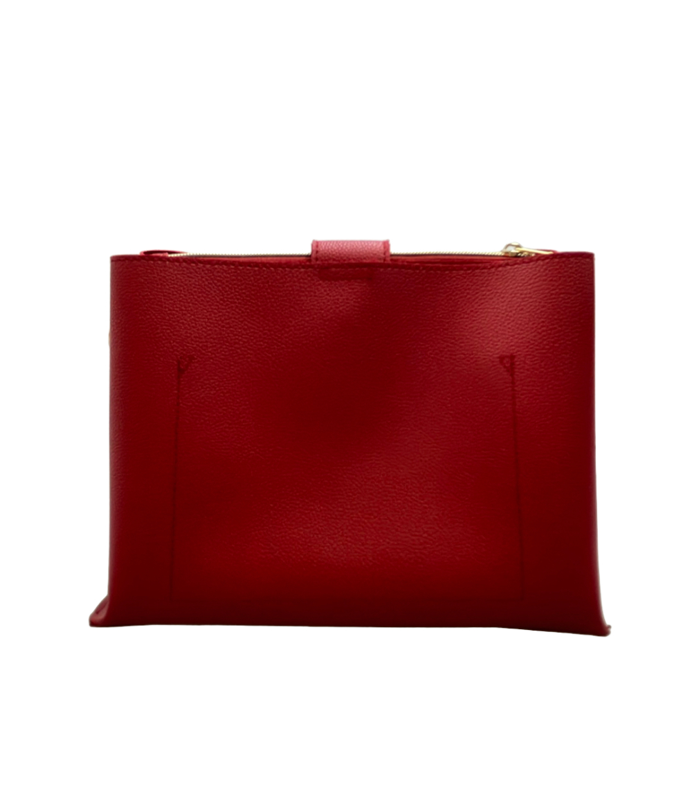 Borsa a spalla Grove rossa a grana fine, linguetta centrale con chiusura girevole dorata e tracolla staccabile in tinta. — vista 2