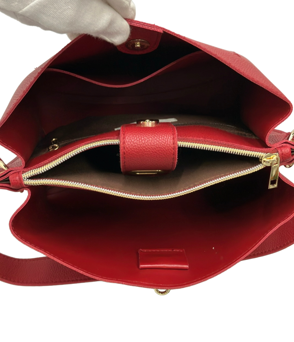 Borsa a spalla Grove rossa a grana fine, linguetta centrale con chiusura girevole dorata e tracolla staccabile in tinta. — vista 5