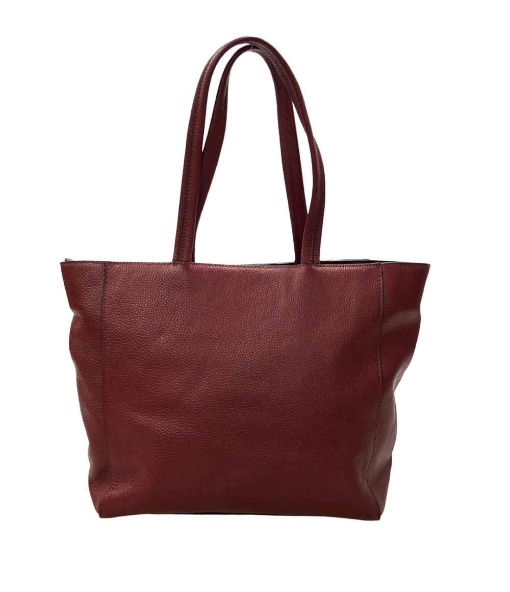 Borsa tote Barcos in pelle bordeaux a grana martellata, con due manici lunghi da spalla, vista frontale su fondo bianco.