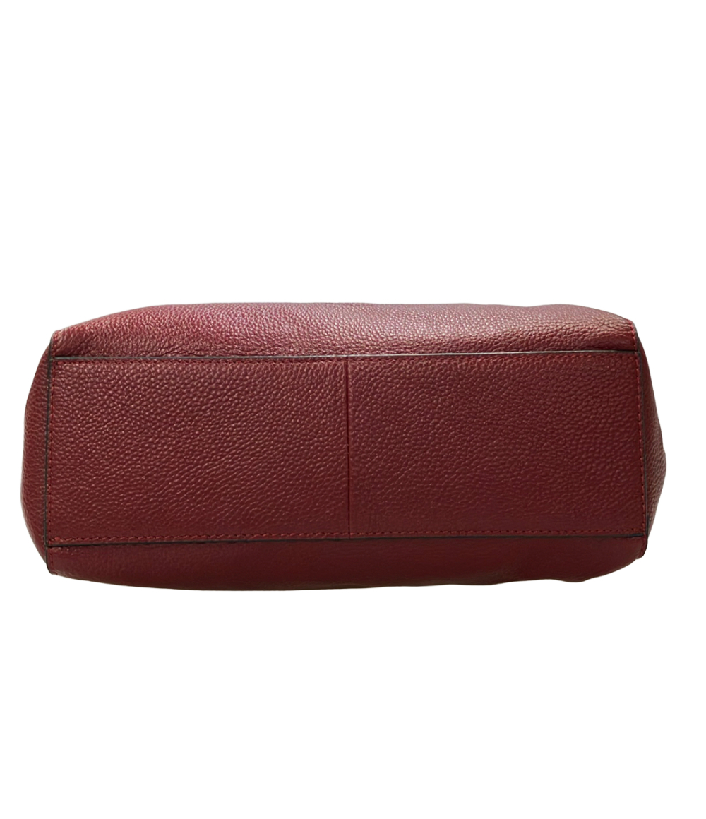 Borsa tote Barcos in pelle bordeaux a grana martellata, con due manici lunghi da spalla, vista frontale su fondo bianco. — vista 4