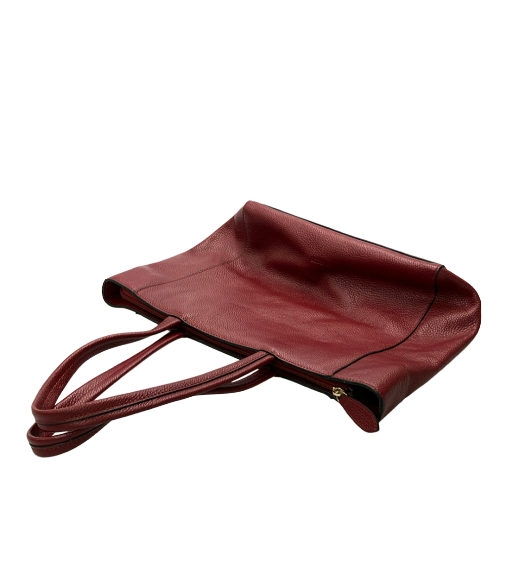 Borsa tote Barcos in pelle bordeaux a grana martellata, con due manici lunghi da spalla, vista frontale su fondo bianco. — vista 7