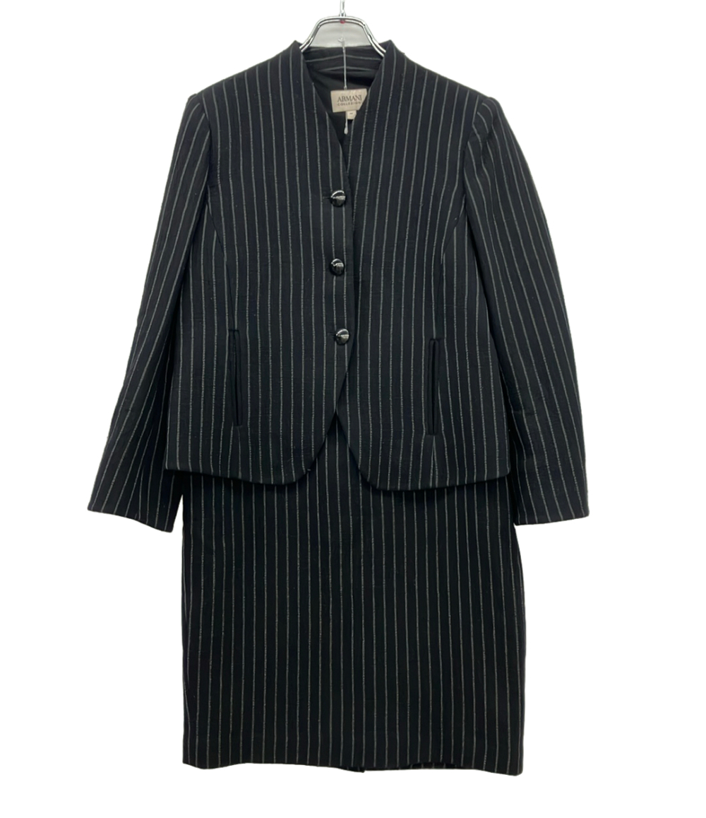 Tailleur Armani Collezioni nero gessato: giacca senza collo a tre bottoni sopra la gonna coordinata, su gruccia.
