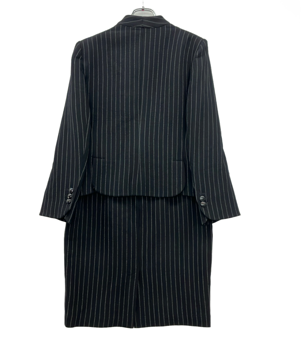 Tailleur Armani Collezioni nero gessato: giacca senza collo a tre bottoni sopra la gonna coordinata, su gruccia. — vista 2