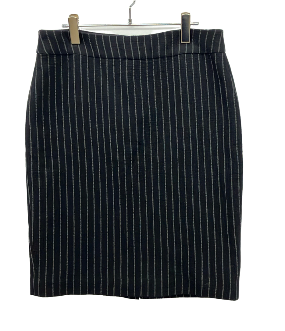 Tailleur Armani Collezioni nero gessato: giacca senza collo a tre bottoni sopra la gonna coordinata, su gruccia. — vista 3
