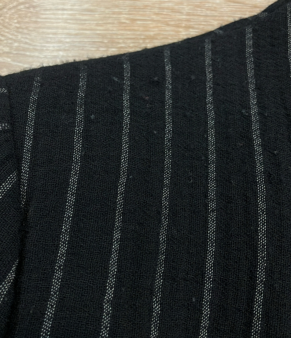 Tailleur Armani Collezioni nero gessato: giacca senza collo a tre bottoni sopra la gonna coordinata, su gruccia. — vista 6