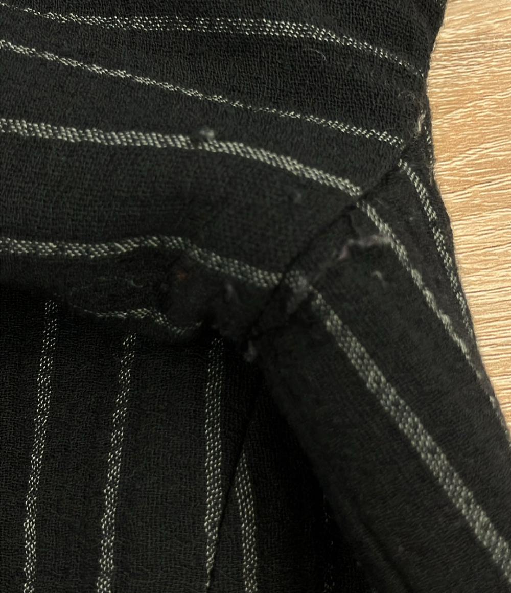 Tailleur Armani Collezioni nero gessato: giacca senza collo a tre bottoni sopra la gonna coordinata, su gruccia. — vista 7