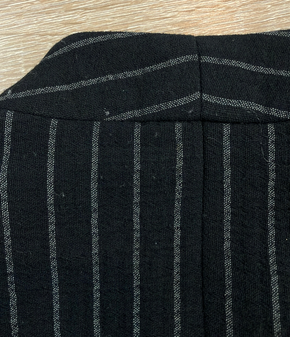 Tailleur Armani Collezioni nero gessato: giacca senza collo a tre bottoni sopra la gonna coordinata, su gruccia. — vista 8